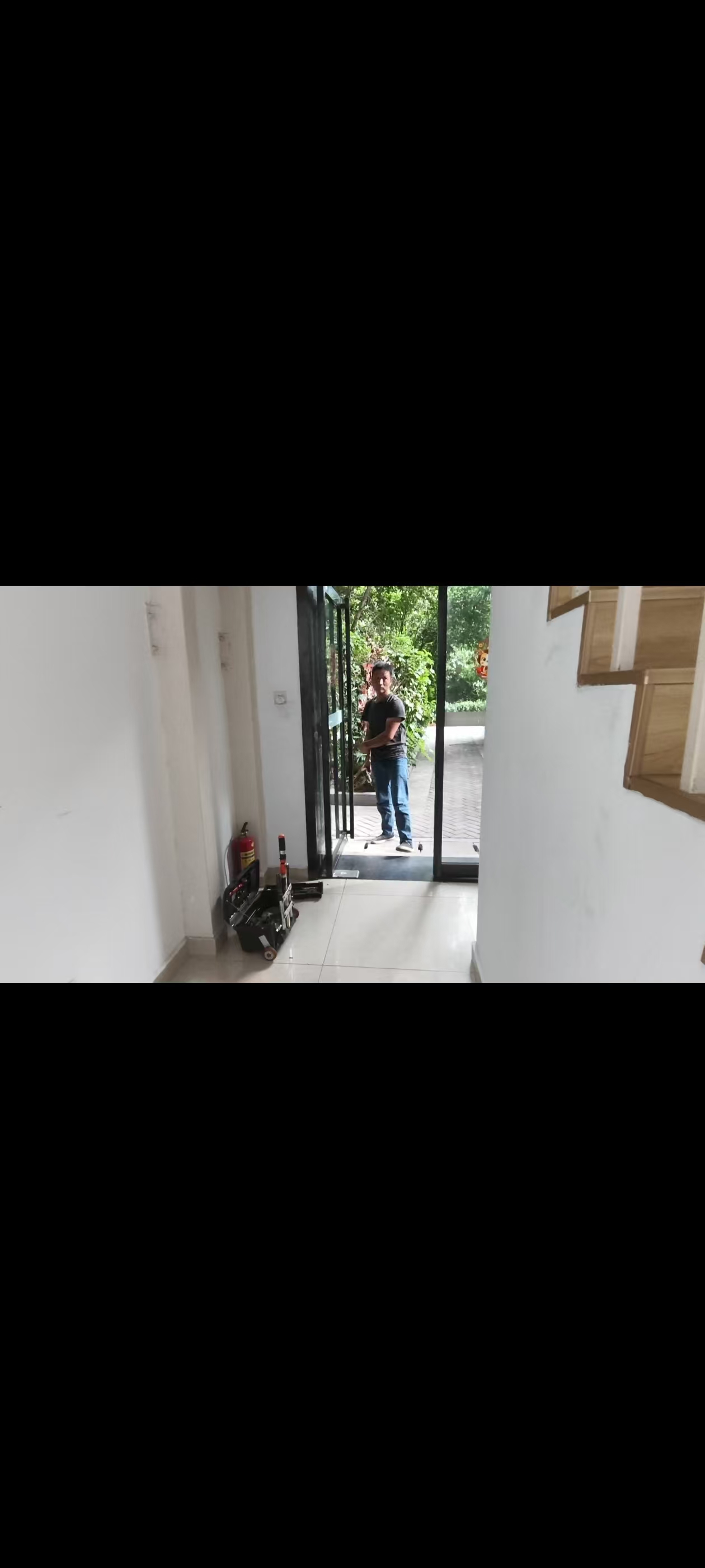 重型商业地弹簧漏油下沉现场更换与门轴调校